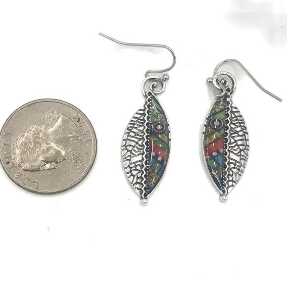 Boho festival silver tone and multicolored fish / leaf design fashion earrings - Picture 6 of 11